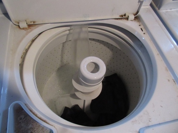 How to add detergent to an american washing mashine? Miten lisätä pesuainetta päältä ladattavaan amerikkalaiseen pyykinpesukoneeseen?
